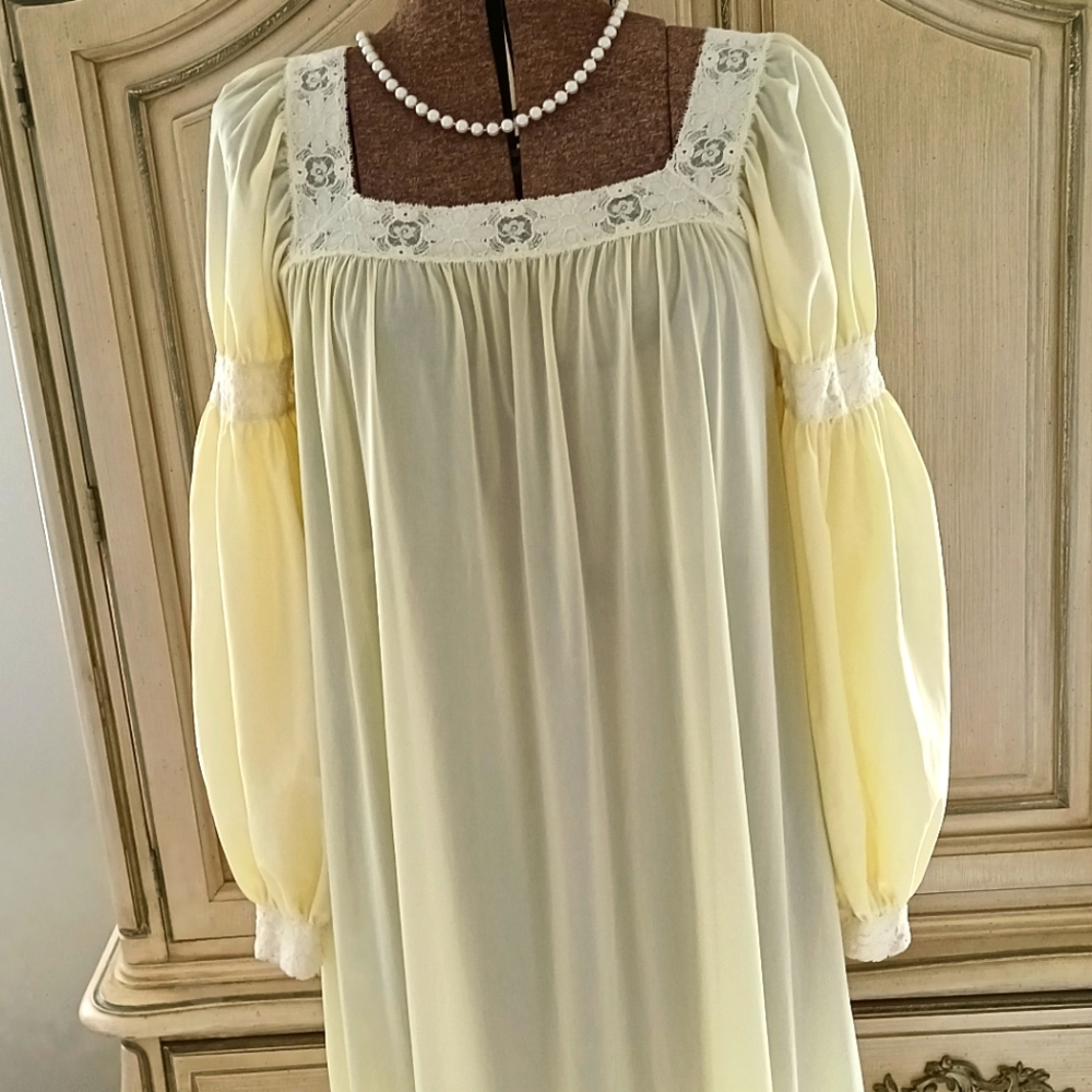1960S "OLGA" VINTAGE YELLOW LING NIGHTGOWN WITH STRETCHY LACE ACCENTS! EUC!
